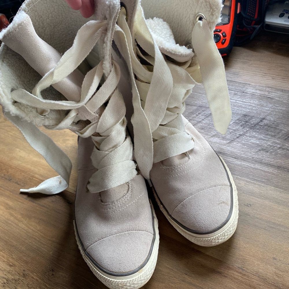 Converse Chuck Taylor type lined boots
